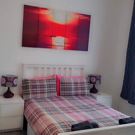 2 Bed 1St Floor Apartment-Own Entrance & Parking Portsmouth Exterior foto