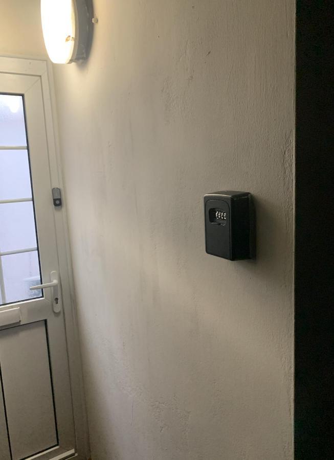 2 Bed 1St Floor Apartment-Own Entrance & Parking Portsmouth Exterior foto