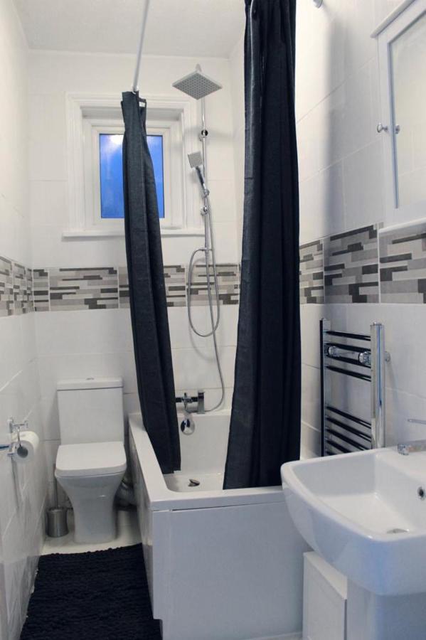 2 Bed 1St Floor Apartment-Own Entrance & Parking Portsmouth Exterior foto