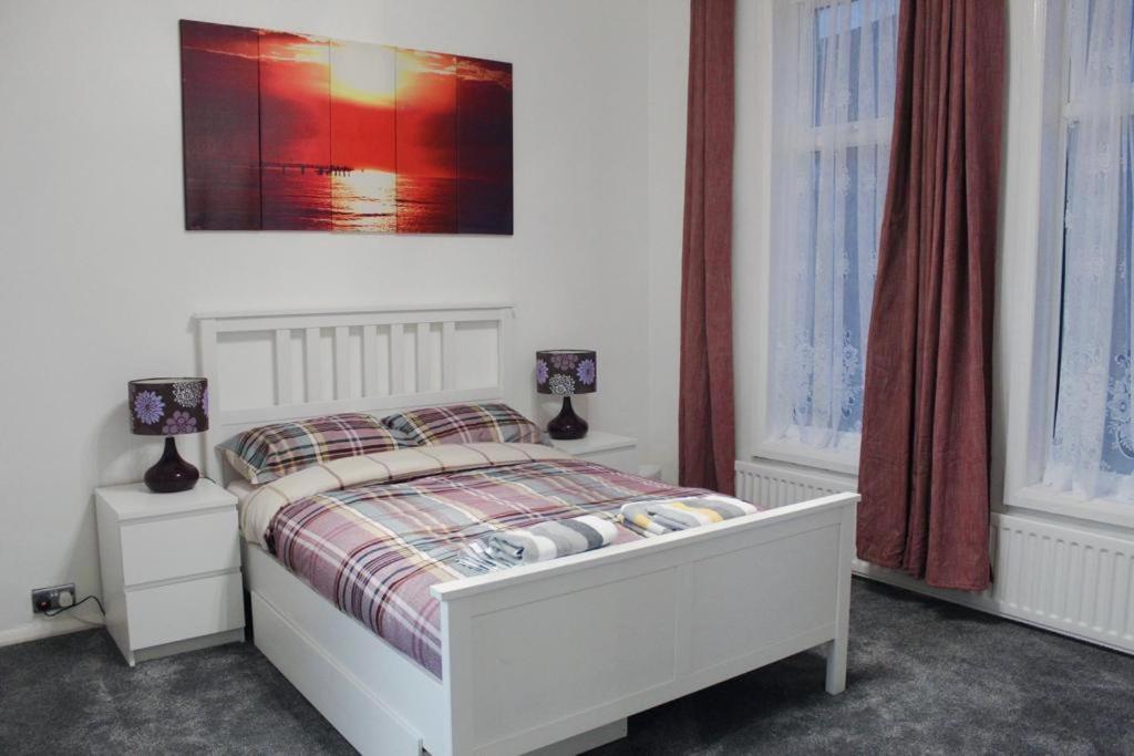 2 Bed 1St Floor Apartment-Own Entrance & Parking Portsmouth Exterior foto