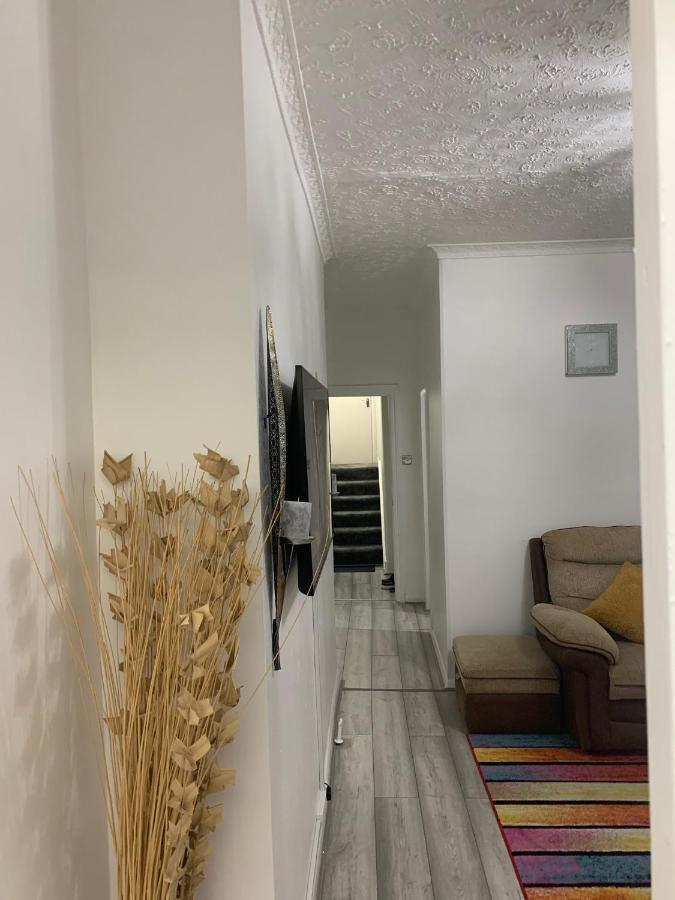 2 Bed 1St Floor Apartment-Own Entrance & Parking Portsmouth Exterior foto