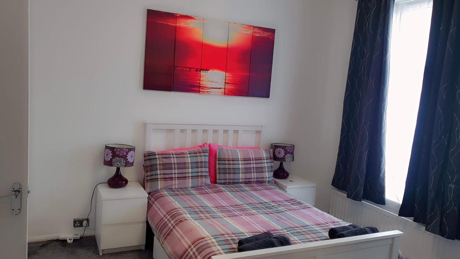 2 Bed 1St Floor Apartment-Own Entrance & Parking Portsmouth Exterior foto